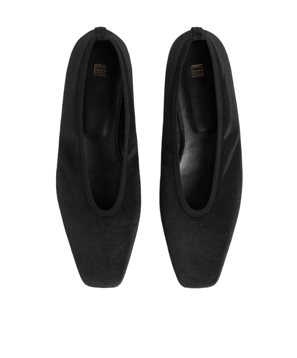 TotÊMe Minimalist Pointed-Toe Ballerina Flats