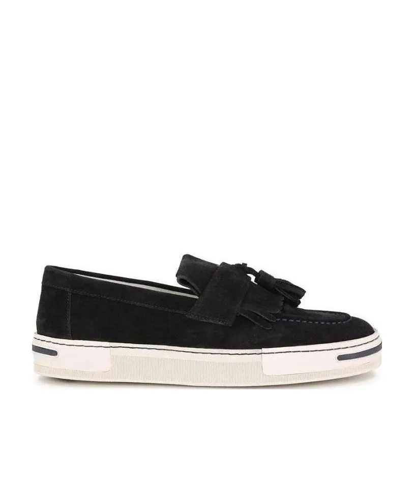 Wear Flat Shoes With Low Fringed Sleeves