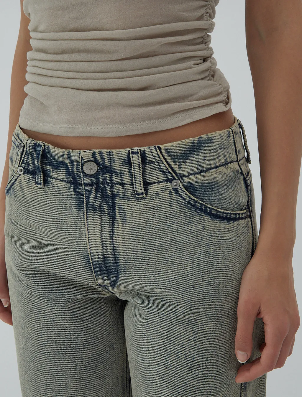 Button-Fastening Jeans