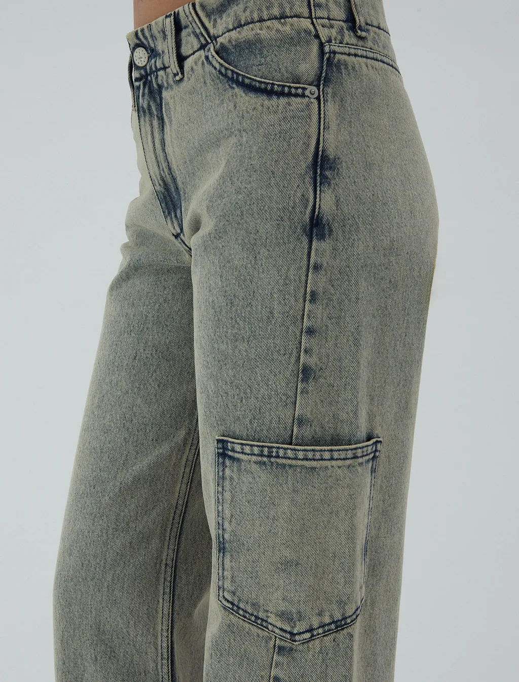 Button-Fastening Jeans