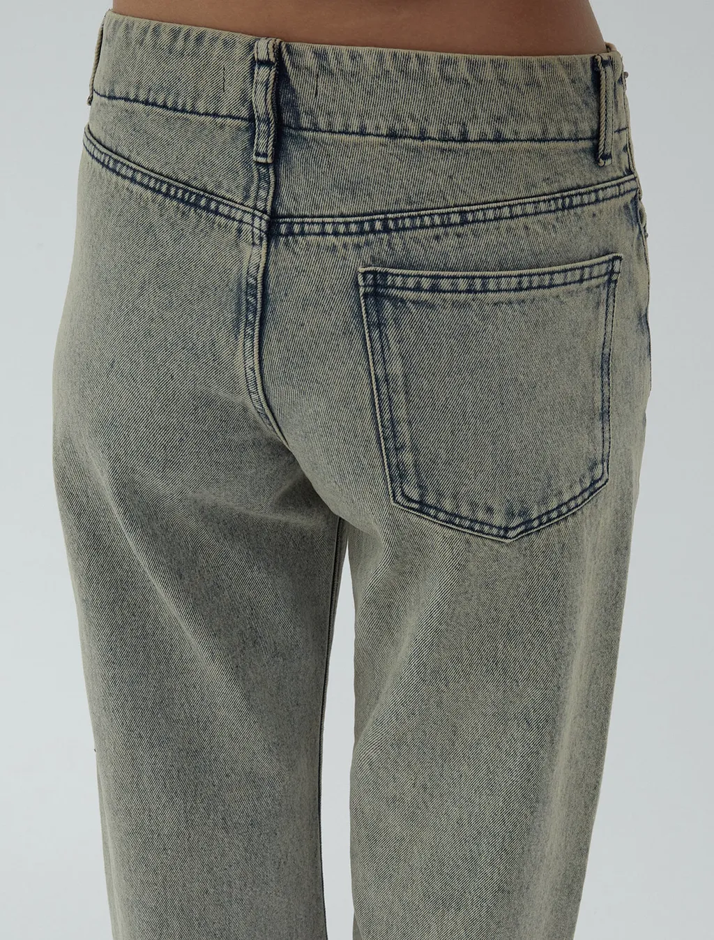 Button-Fastening Jeans
