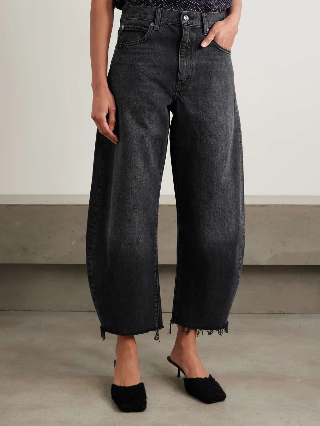 Frayed High-Waist Jeans