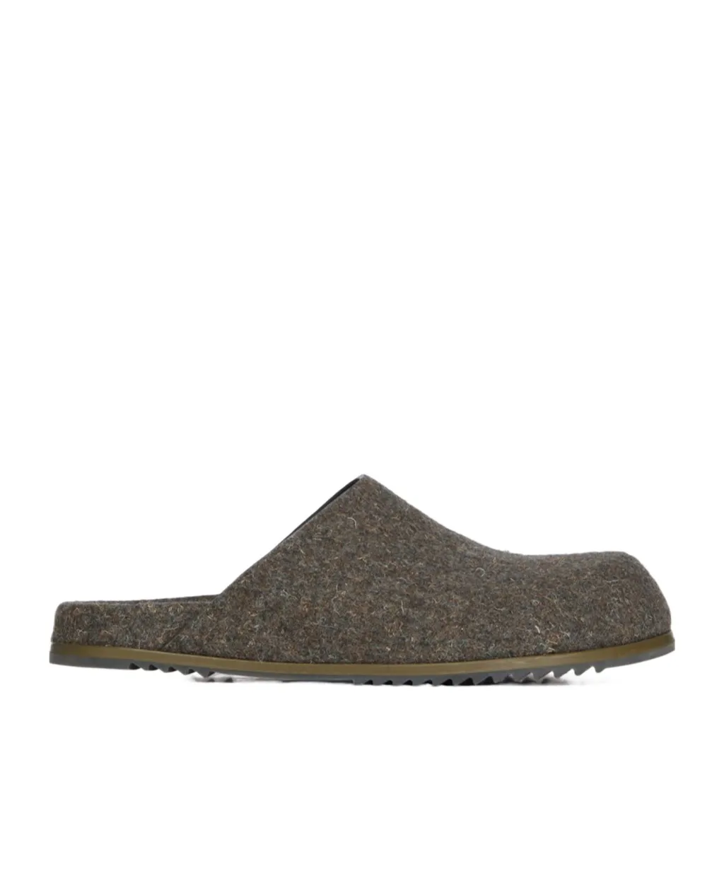 Round-Toed Slippers