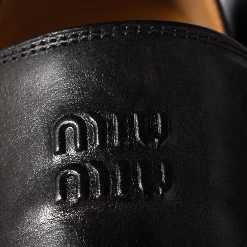 Miu Miu Logo-Embossed Mocassinis