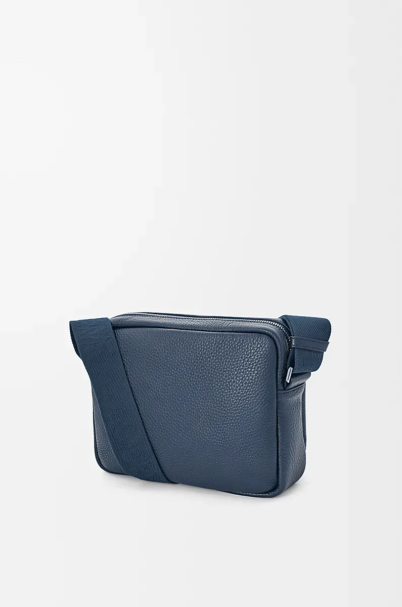 Medium Pebble Messenger Bag In Supple Grained Calfskin