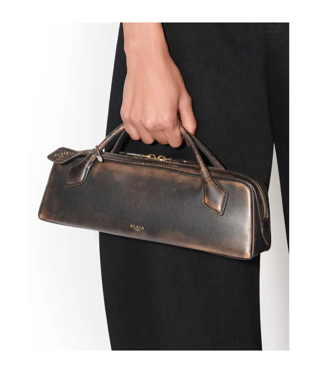 Le Teckel Clutch In Aged Leather