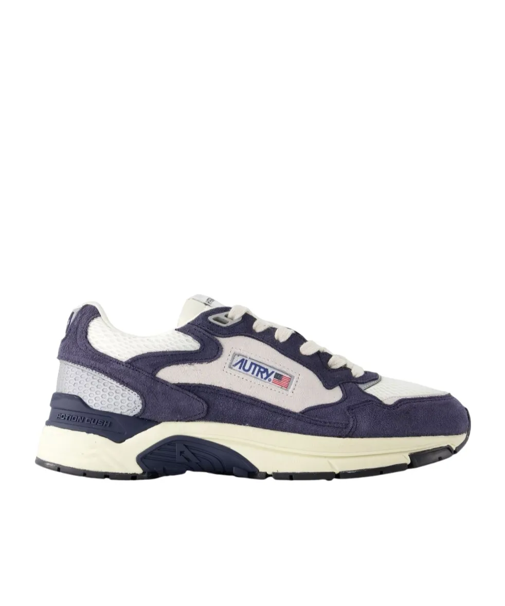 Hyperway Low-Top Round-Toe Sneakers