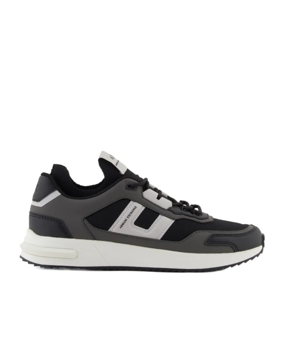 Sneakers With Contrasting Details