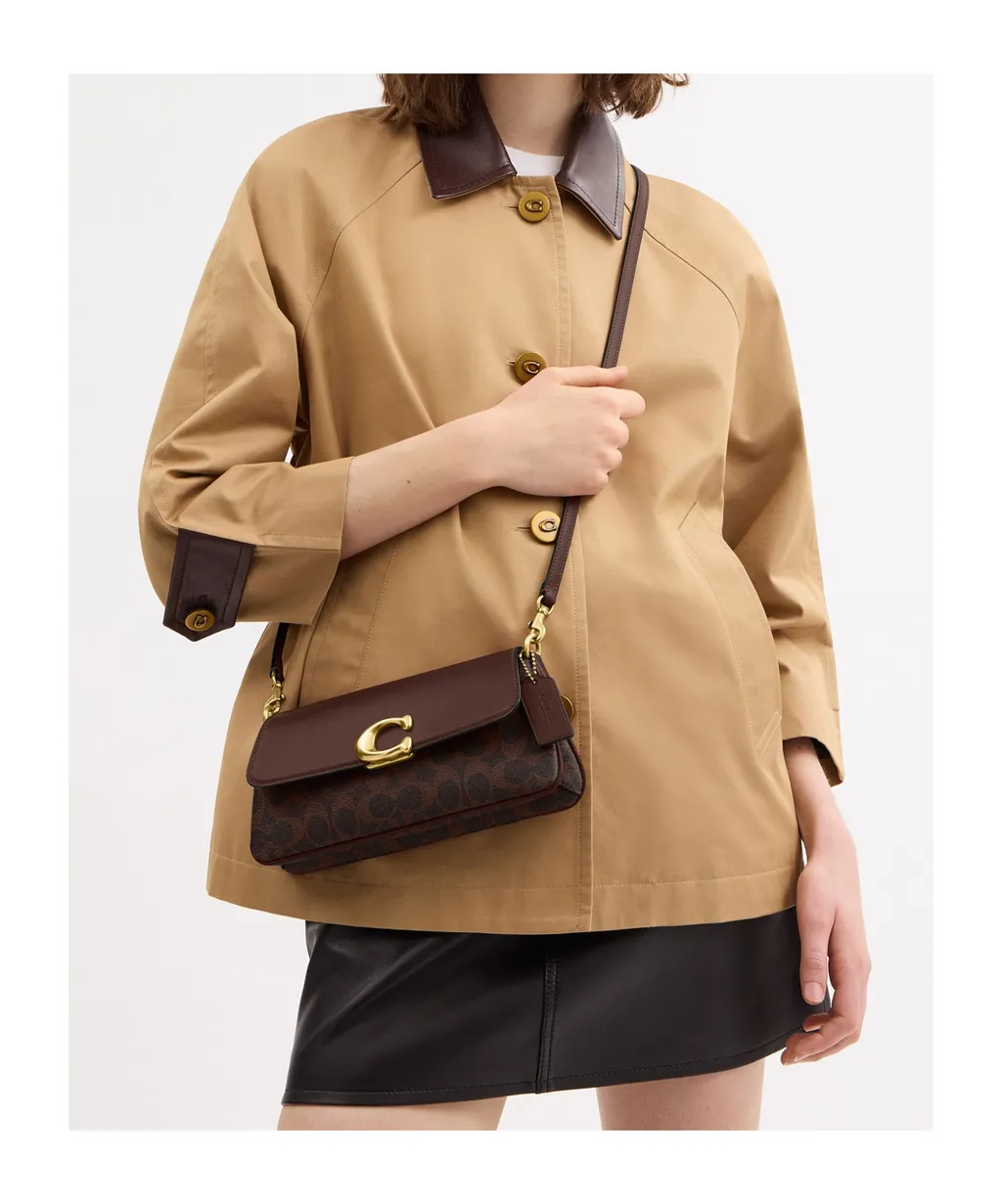 Jet Shoulder Bag In Signature Canvas