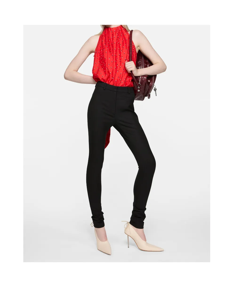 Bow-Detail Asymmetric Top