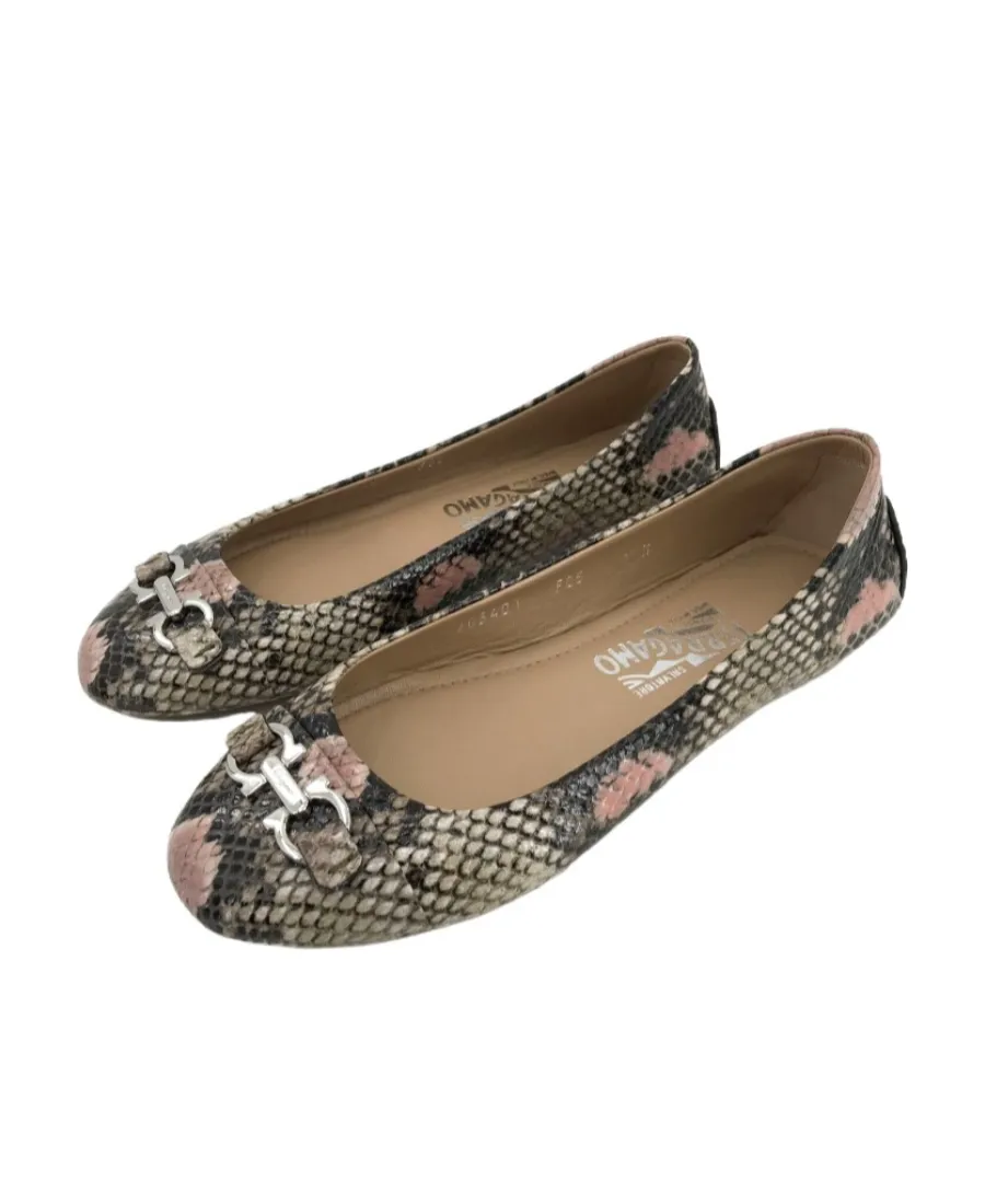 Logo Details Flat Shoes