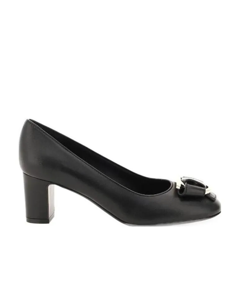 Plaque-Detail Pumps