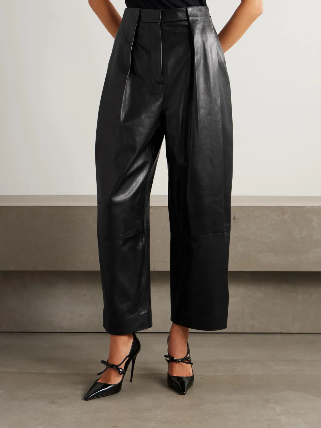 Pleated Wide-Leg Quarter Pants