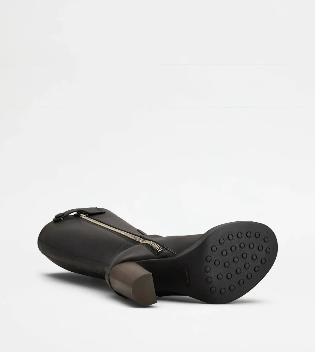 Round-Toe High-Heeled Boots