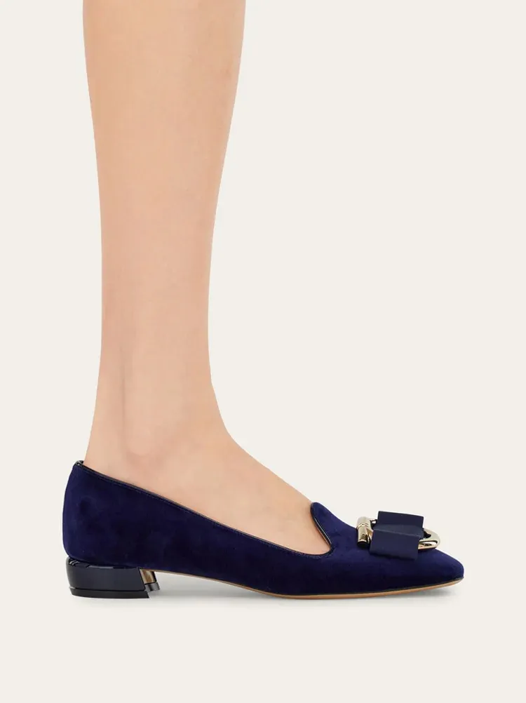 Velvet Pump With Maxi Gancini Detail
