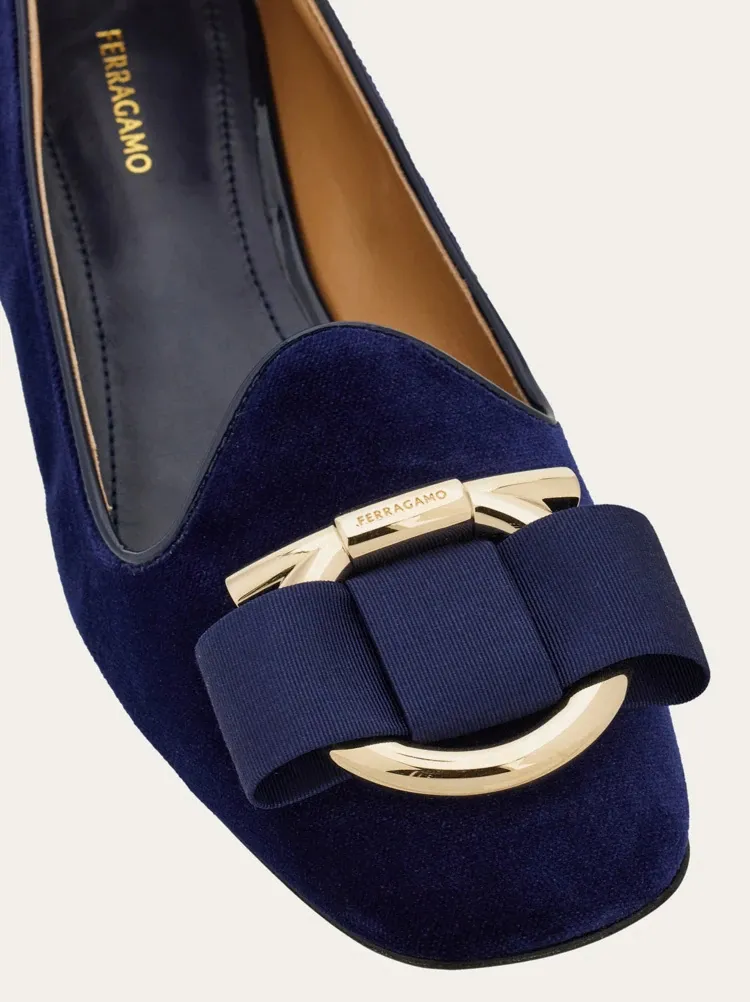 Velvet Pump With Maxi Gancini Detail
