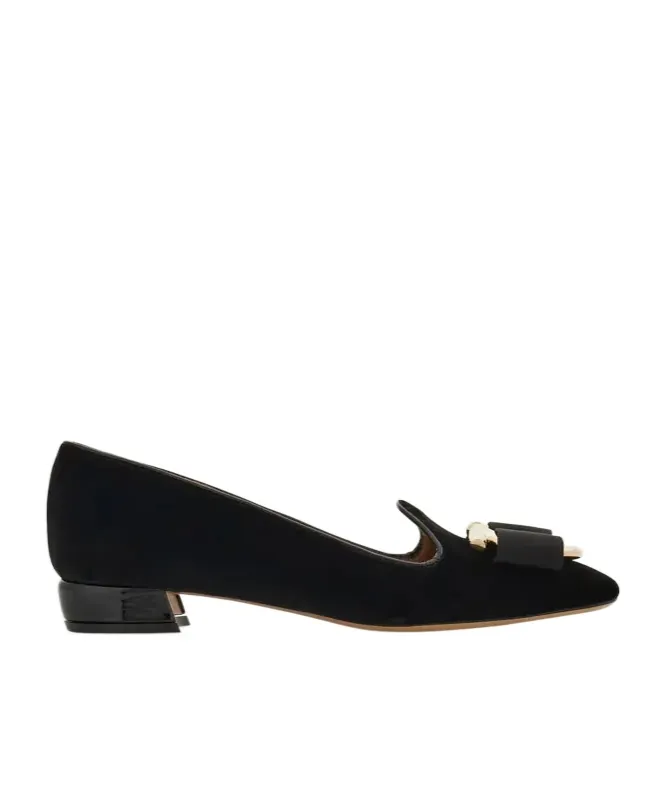 Velvet Pump With Maxi Gancini Detail