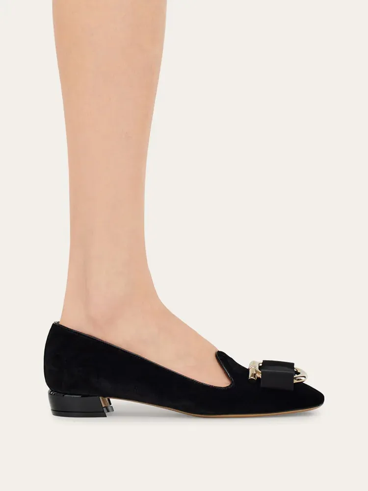 Velvet Pump With Maxi Gancini Detail