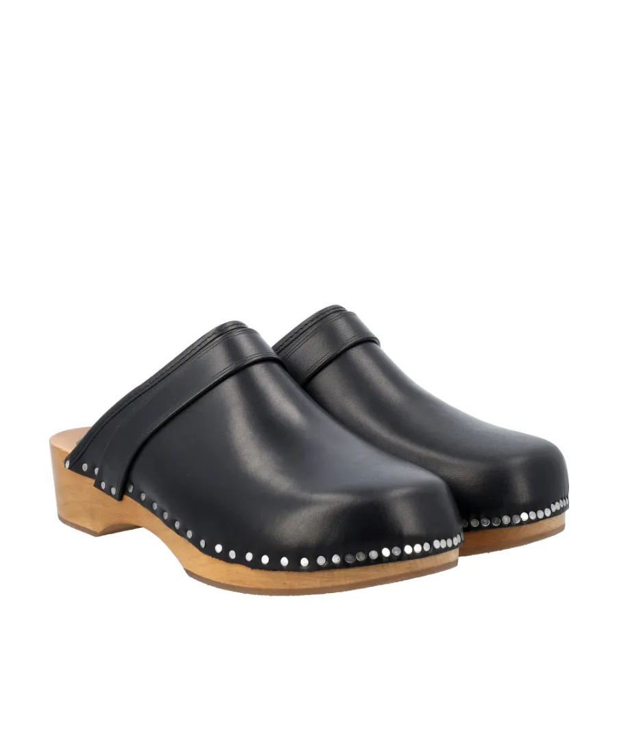 Thalie Round Toe Clogs