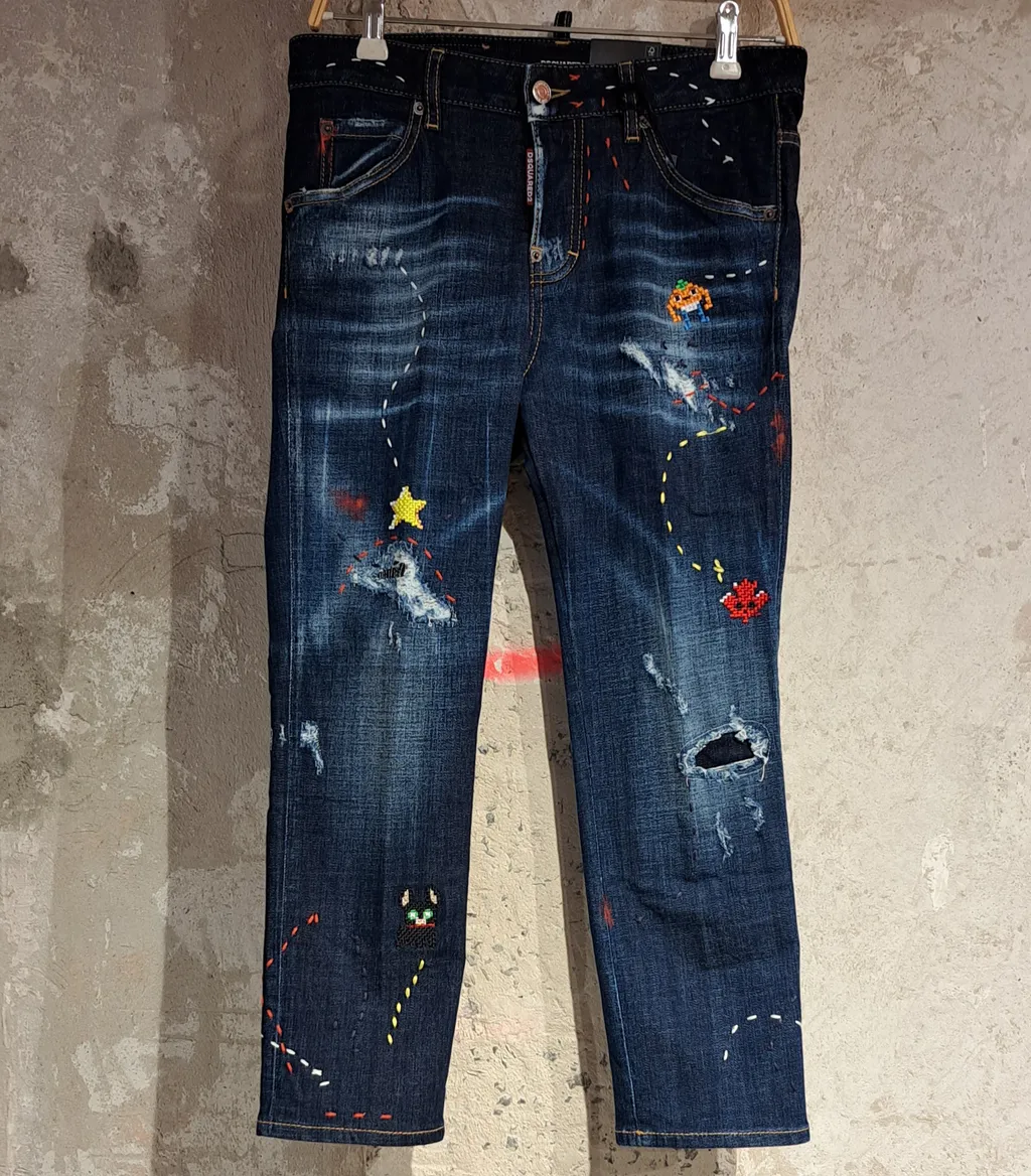 Embroidered-Design Cropped Jeans