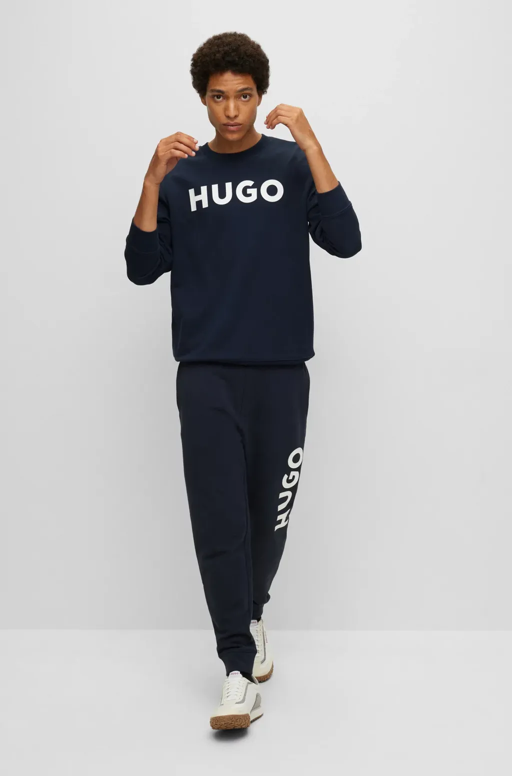 Contrasting Color Logo Round Neck Sweatshirt