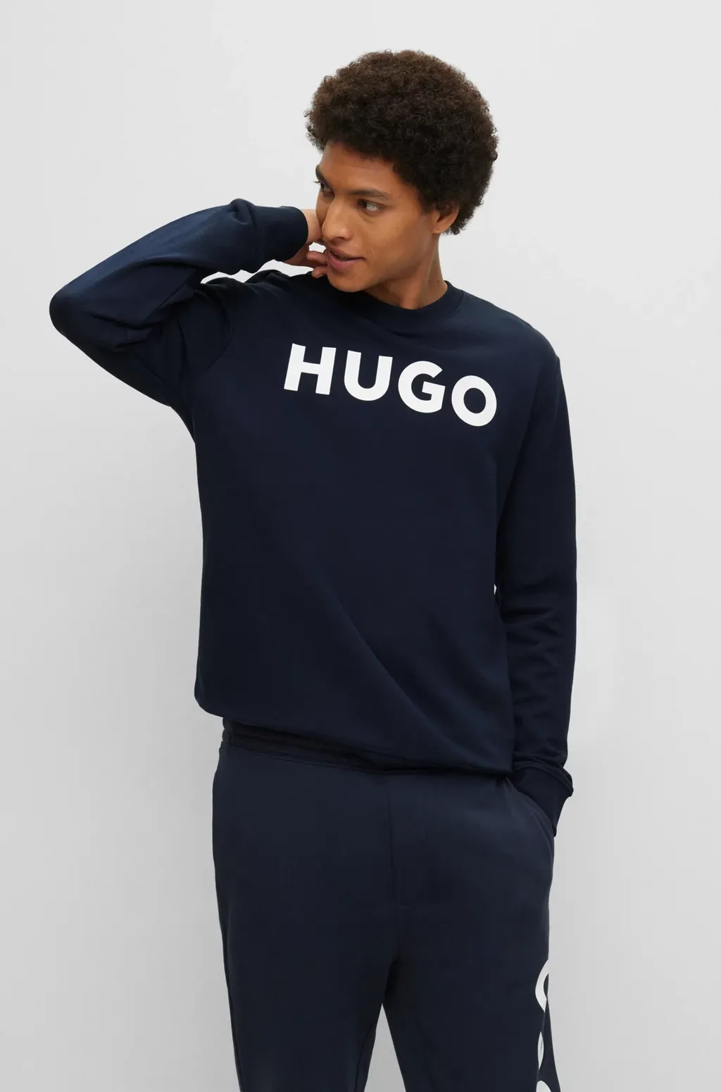 Contrasting Color Logo Round Neck Sweatshirt