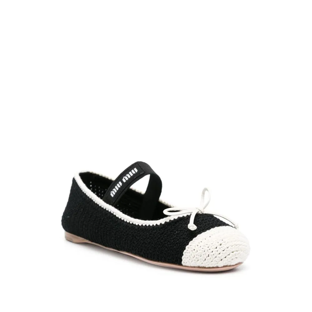 Bow-Decorated Flat Shoes