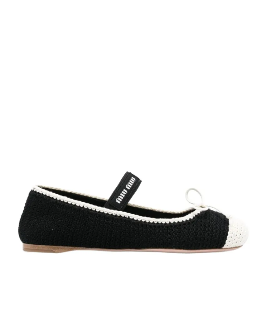 Bow-Decorated Flat Shoes