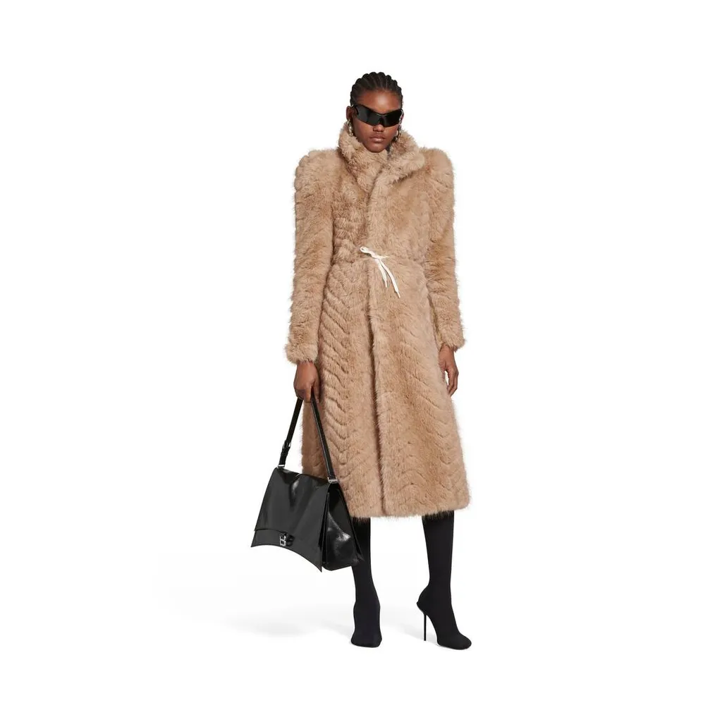 Round Shoulder Fitted Coat In Beige