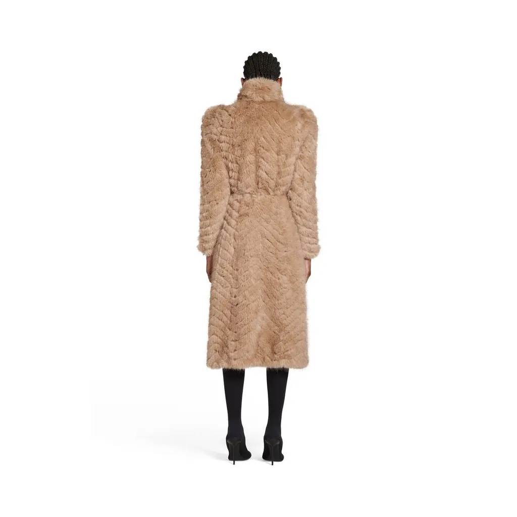 Round Shoulder Fitted Coat In Beige