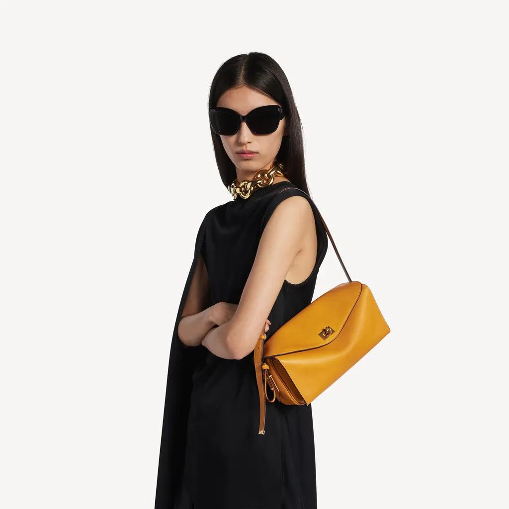 Le 7 Shoulder Bag Medium