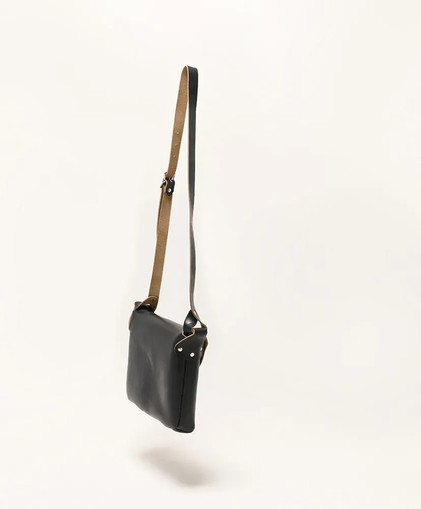 Horizontal I-Pad Latch Pouch