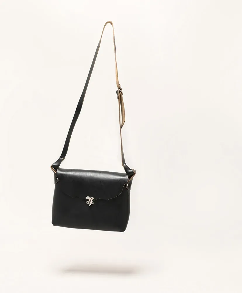 Horizontal I-Pad Latch Pouch