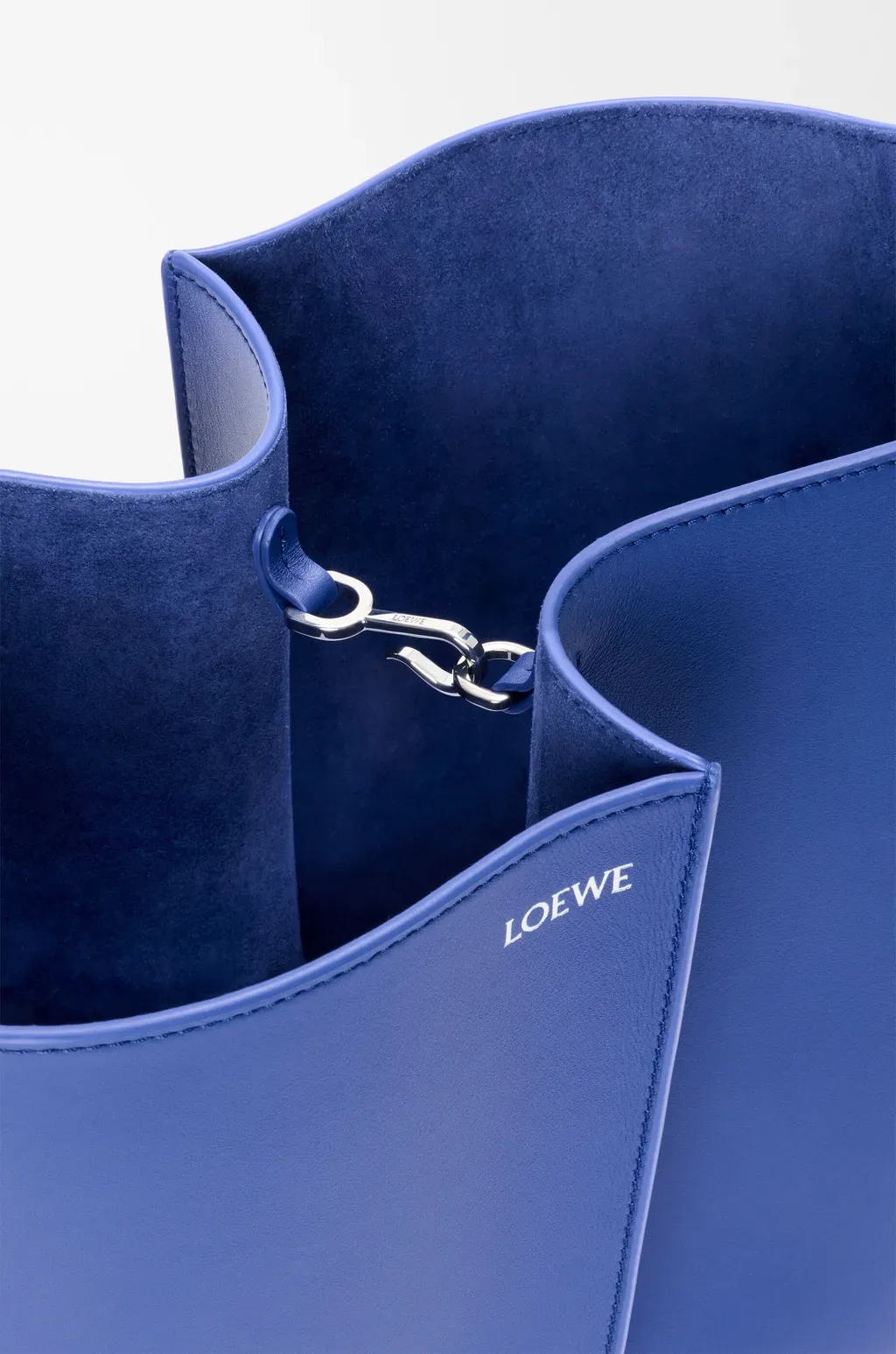 Medium Bilbao Bucket In Smooth Calfskin