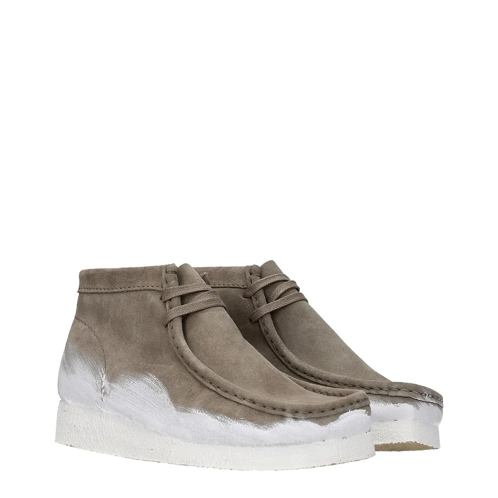 Clarks Wallabee Boots Suede Gray/White