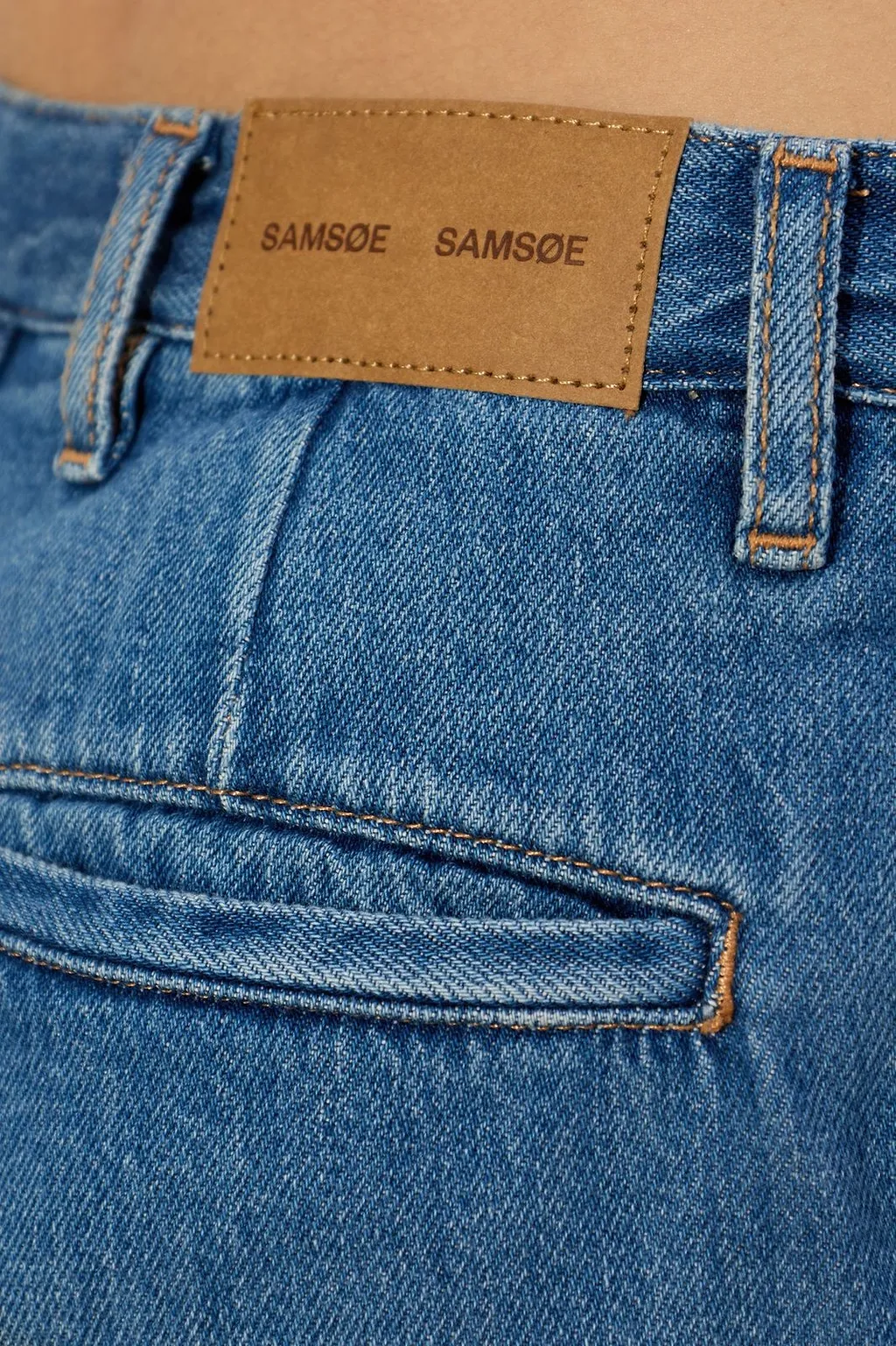 Saharper Pleated Wide-Leg Jeans