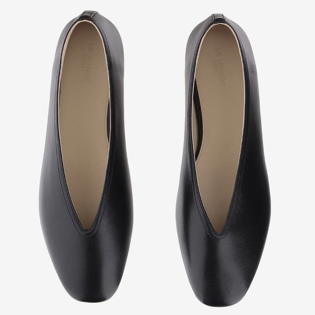Le Monde Beryl Tapered Toe Leather Flat Shoes