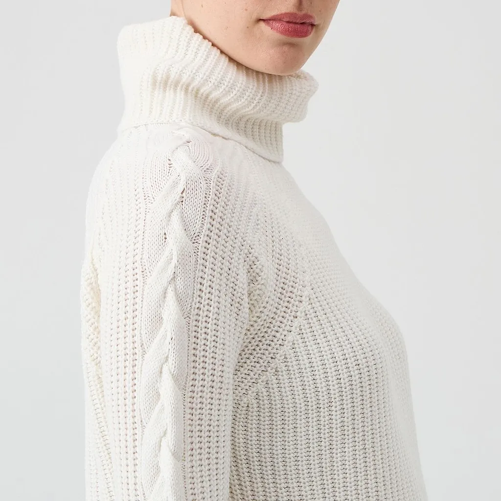 Le Tricot Perugia Cable-Sleeve Turtleneck Sweater