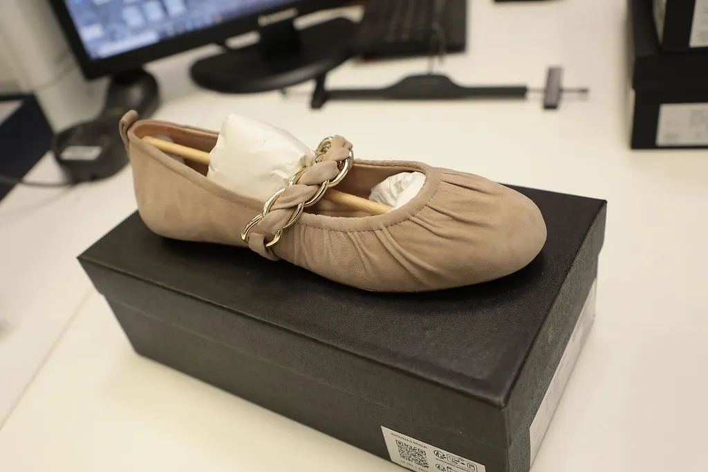 Manila Grace Chain Strap Ballet Flats