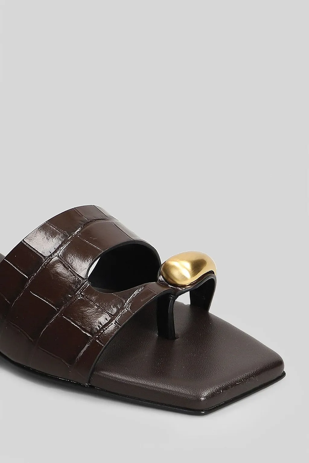 Donnarì Embossed Flat Sandals