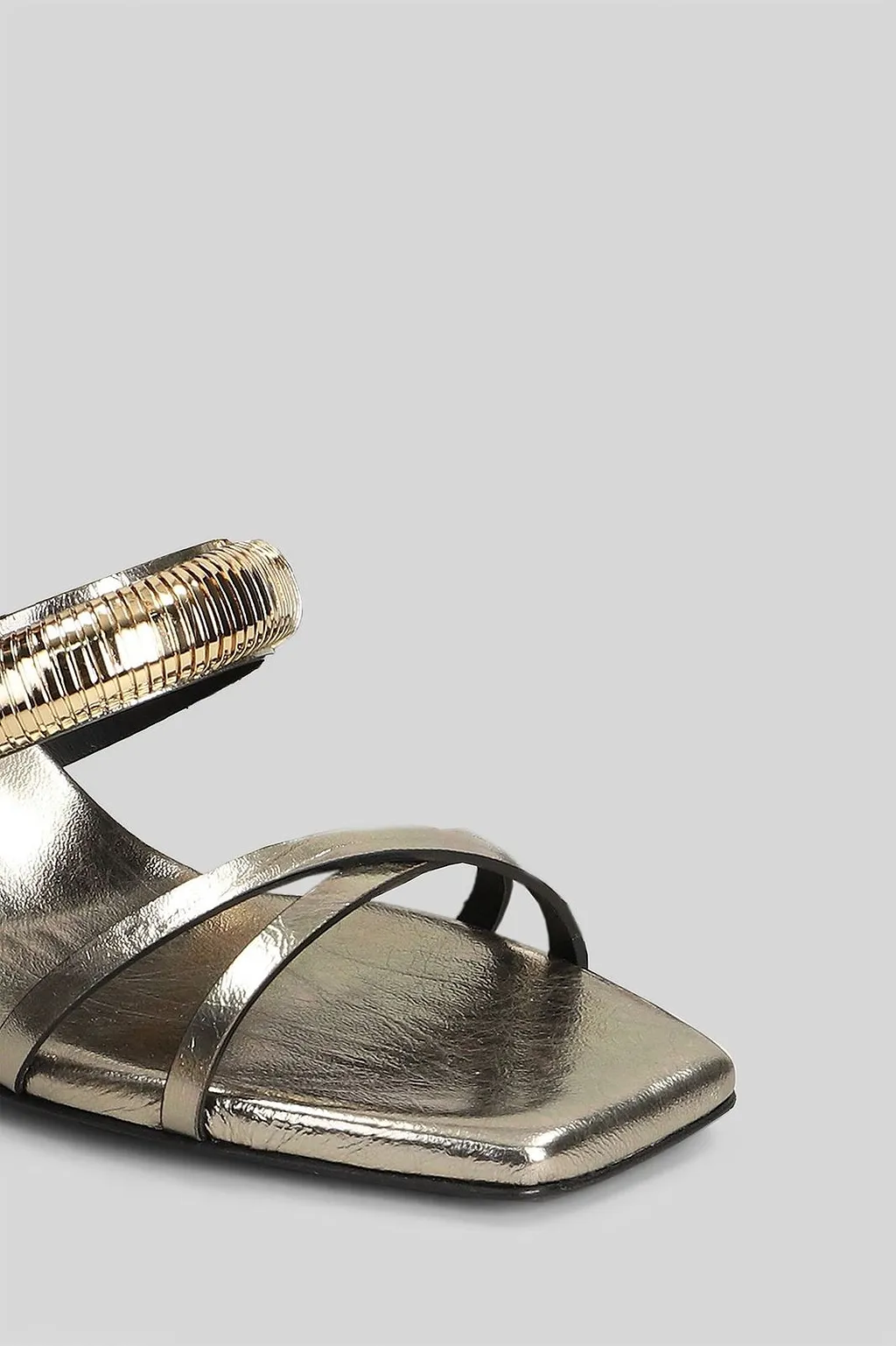 Donnarì Metallic-Effect Kitten Heeled Sandals