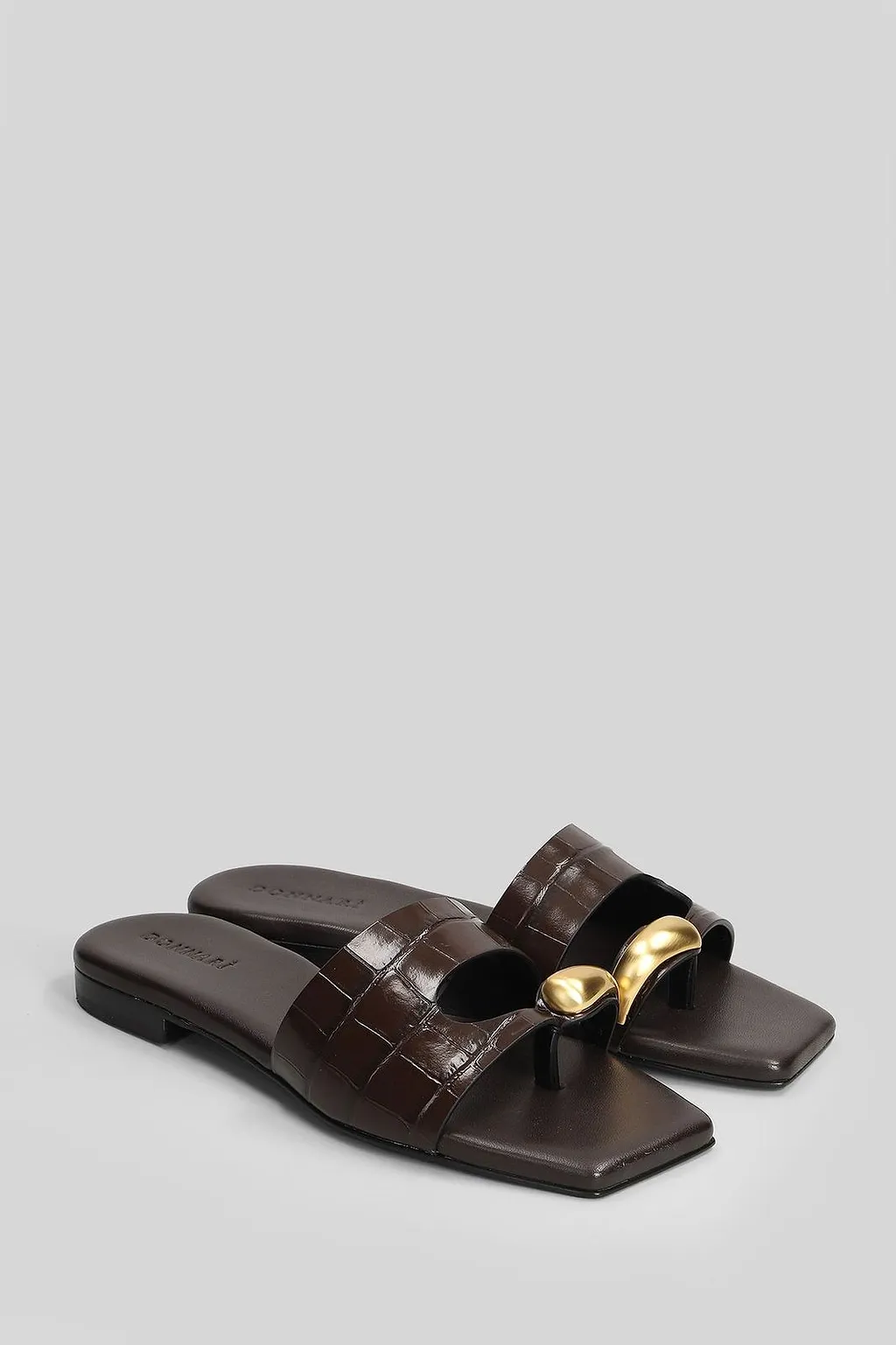 Donnarì Embossed Flat Sandals