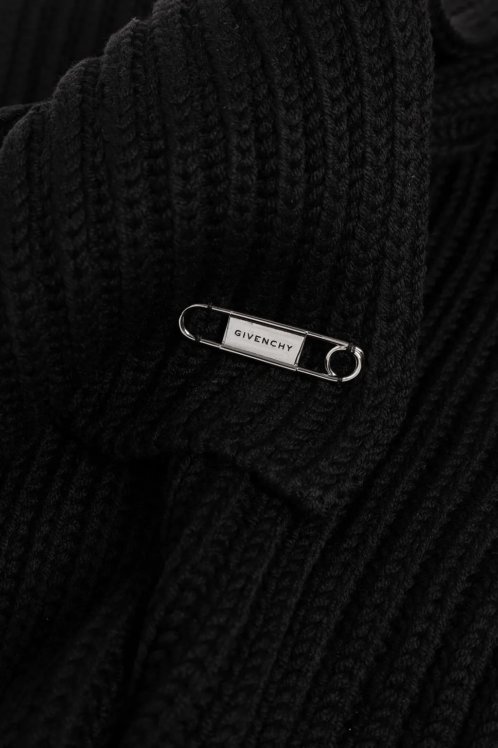 Ribbed Pin-Detail Scarf