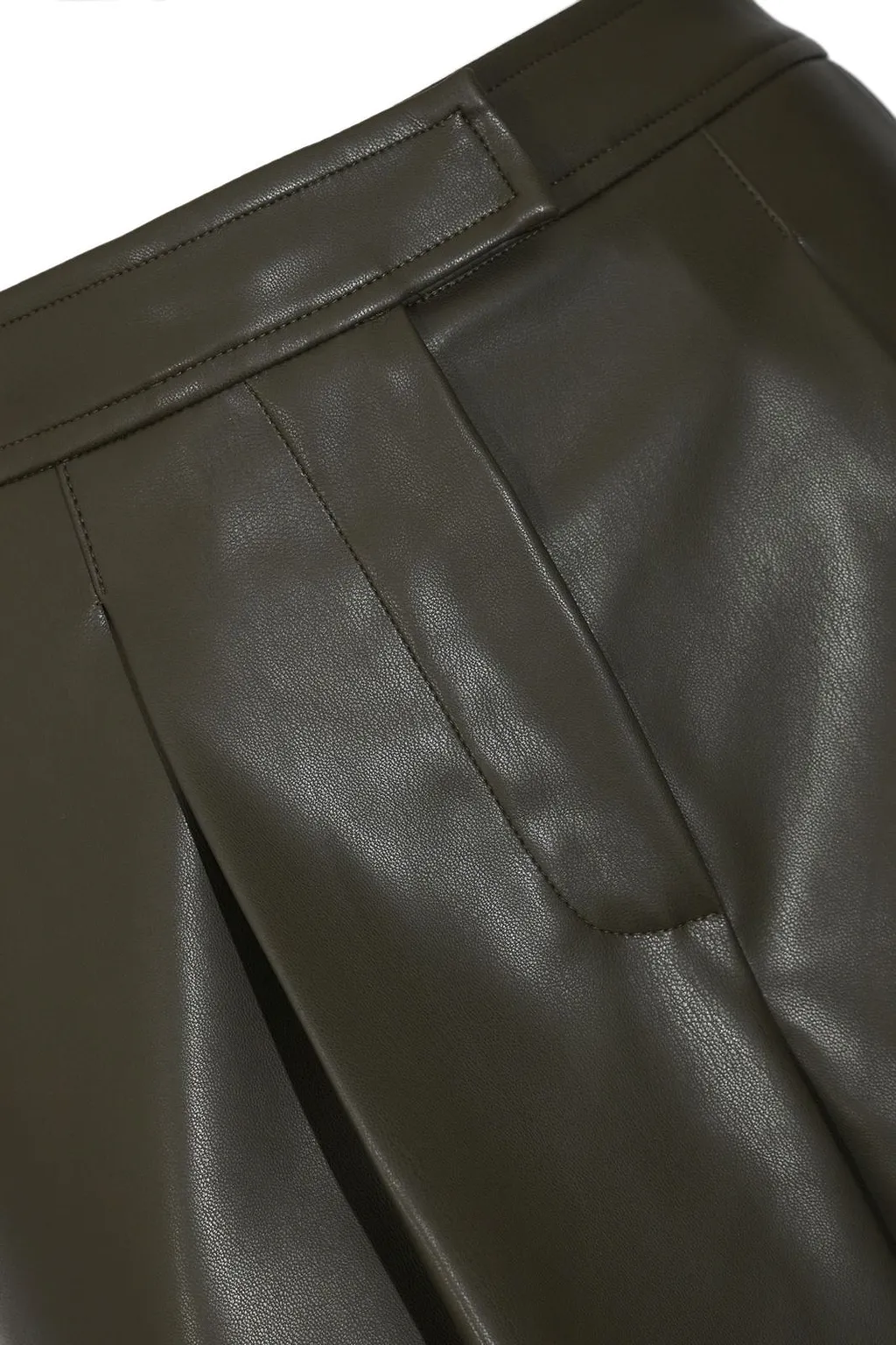 Alpha Studio Pleated Bermuda Shorts