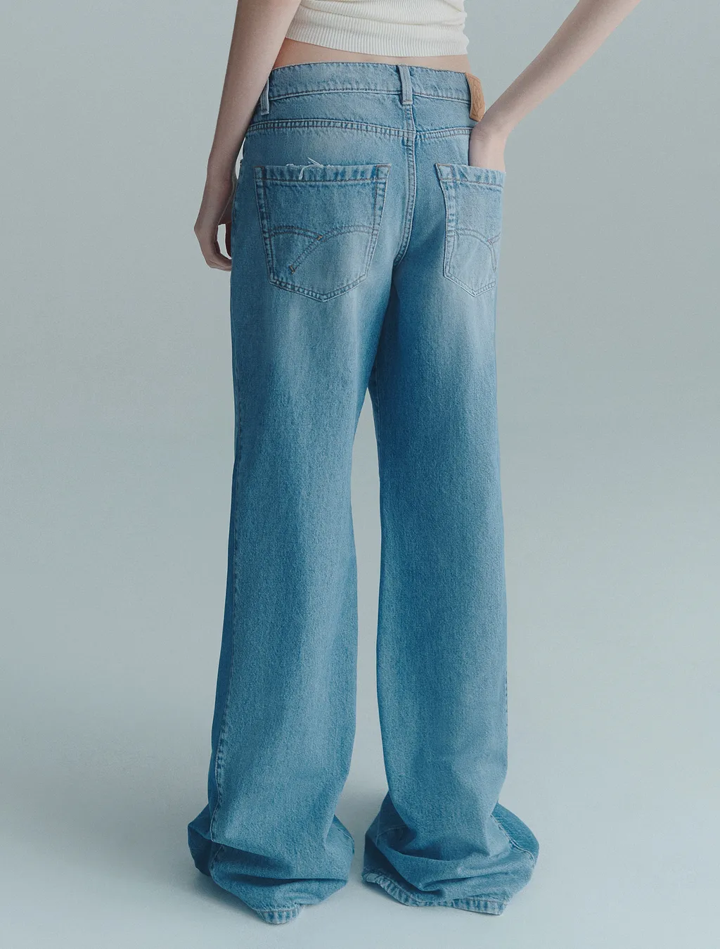 Low-Rise Wide-Leg Jeans - Light Blue