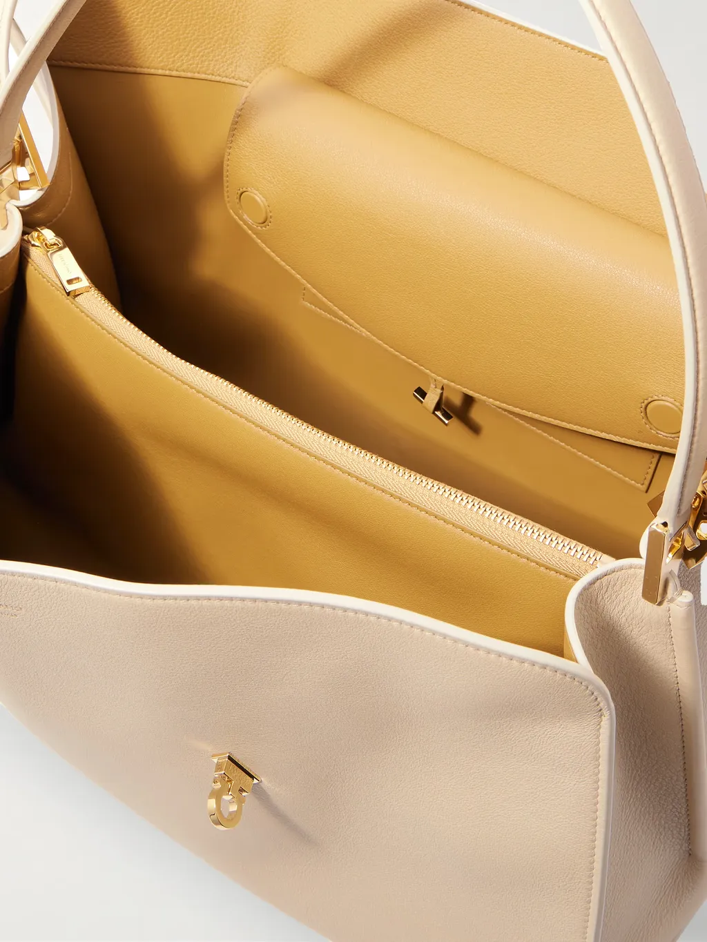 Hug Medium Leather Tote
