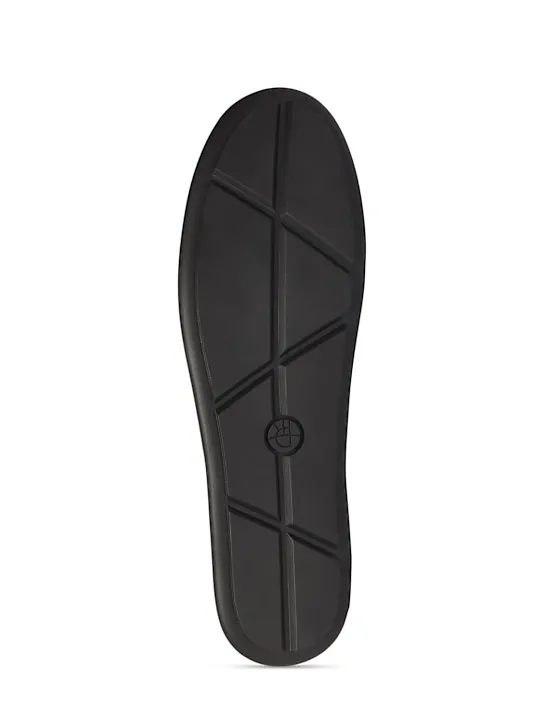 Vincit Puts On Loafers