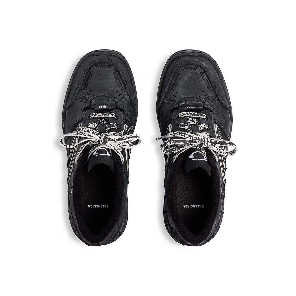 Hamptons Worn-Out Sneaker