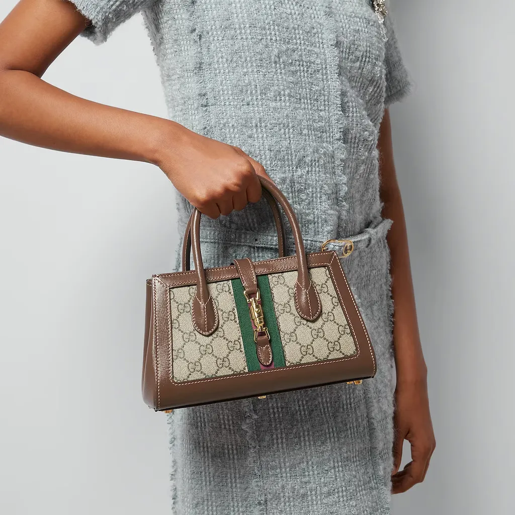 Small Tote With Piston Closure