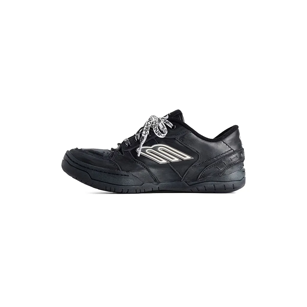 Hamptons Worn-Out Sneaker
